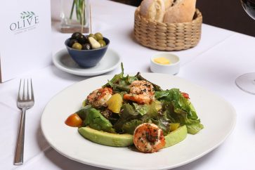 OVEN-BAKED HERB PRAWN’S SALAD WITH AVOCADO…..$8,50
With avocado, orange and lime dressing
烤虾沙拉 牛油果 橙色至尊 柠檬
Salade de crevettes cuites au four, avocat, suprême d’orange, citron