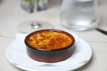 CREME BRÛLÉE……$4,50
With Banteay Srey vanilla
班迭斯雷（Banteay Srey）的香草奶油蛋糕（Crème brulée with vanilla）吴哥
Crème brulée à la vanille de Banteay Srey (Angkor)
